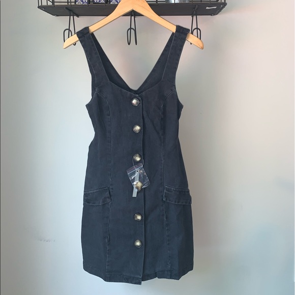 ASOS DESIGN washed black denim sleeveless button pinafore mini dress. - Picture 6 of 16